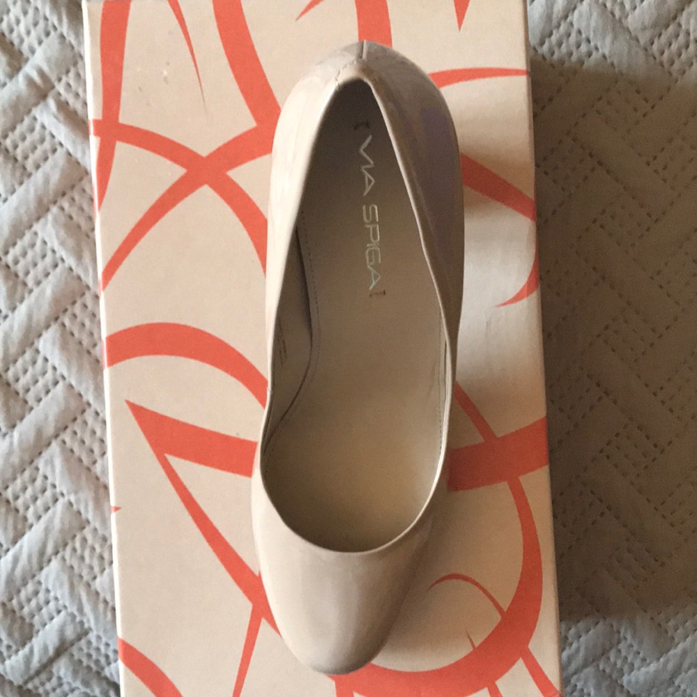 NWT Via Spiga - V-Carmen in Nude - Size 8